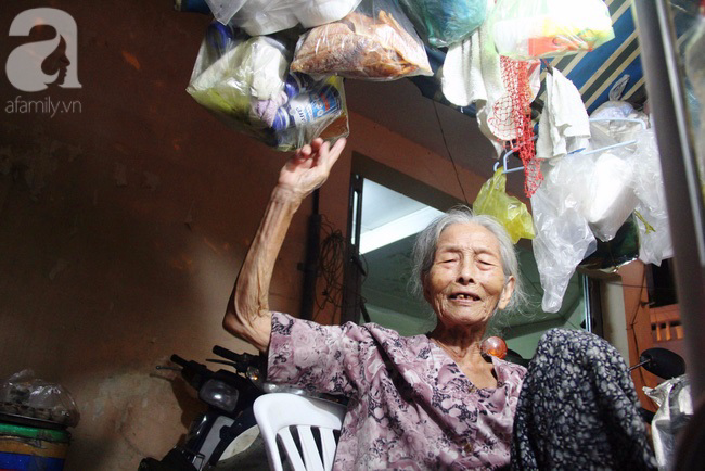 Có 8 con nhưng vẫn neo đơn, cụ bà 88 tuổi 'ôm' xe bánh mì, ngủ lề đường giữa Sài Gòn hoa lệ - Ảnh 3