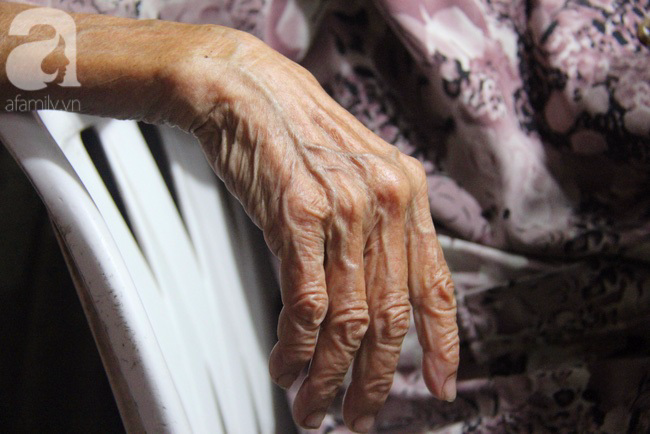 Có 8 con nhưng vẫn neo đơn, cụ bà 88 tuổi 'ôm' xe bánh mì, ngủ lề đường giữa Sài Gòn hoa lệ - Ảnh 7