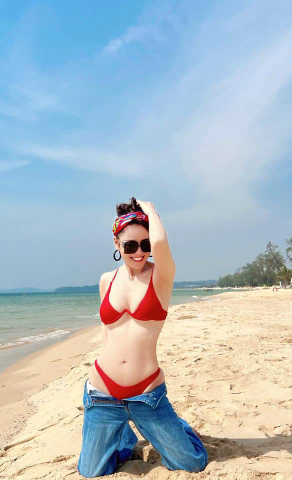 'Mẹ 3 con' Quế Vân khiến cộng đồng mạng trầm trồ với vóc dáng nóng bỏng như 'gái đôi mươi' trong loạt ảnh diện bikini chơi biển - Ảnh 2