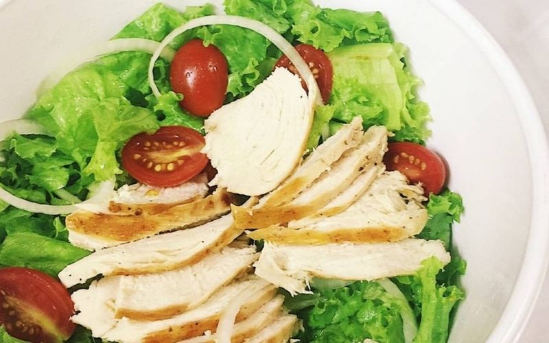 10 công thức chế biến salad ức gà ngon hết nấc cho người eat clean - Ảnh 1