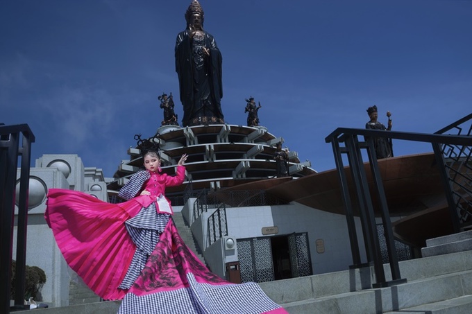 Mẫu nhí Kiều Hân diện váy dài 20 mét lấy cảm hứng từ chiếc khăn rằn Nam Bộ - Ảnh 2