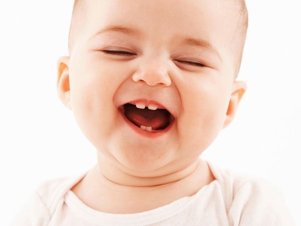 Bỏ túi ngay 4 mẹo dân gian đơn giản giúp trẻ mọc răng không bị sốt - Ảnh 1