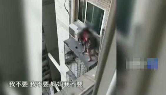 Trung Quốc: Chồng quỳ xin lỗi vì ngoại tình, vợ ôm con định nhảy lầu khiến cảnh sát phải bao vây - Ảnh 1