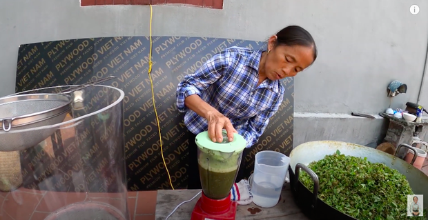 Bà Tân trổ tài làm cốc rau má đậu xanh siêu to khổng lồ, nhưng dân mạng chỉ chăm chăm chú ý tới câu 'lỡ lời' của Hưng Vlog - Ảnh 2