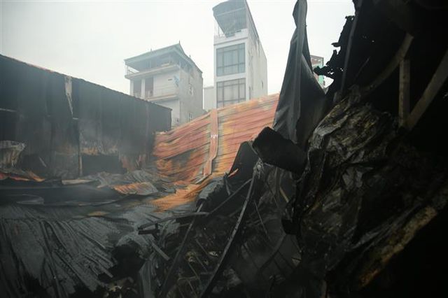 Kinh hoàng: Cháy nhà xưởng lúc rạng sáng khiến ít nhất 8 người tử vong, thiêu rụi nhiều tài sản - Ảnh 1
