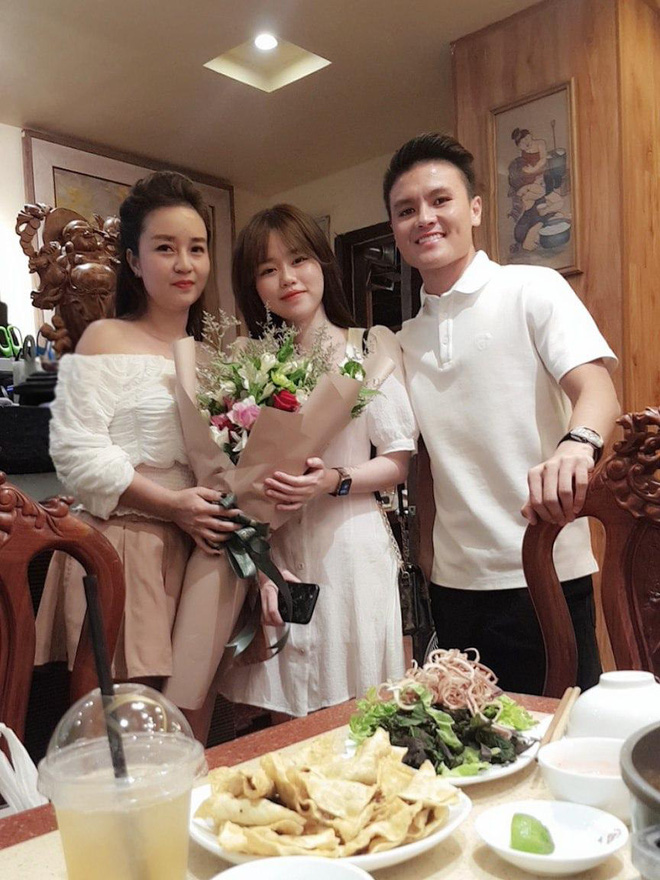 Hết 'dính như sam' ở Đà Nẵng, Huỳnh Anh lại cùng Quang Hải dự tiệc mừng sinh nhật mẹ nuôi cực tình cảm - Ảnh 1