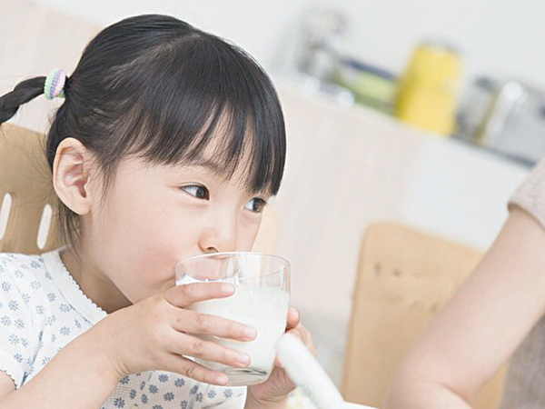 Có nên cho trẻ uống sữa vào buổi tối trước khi ngủ không? - Ảnh 2