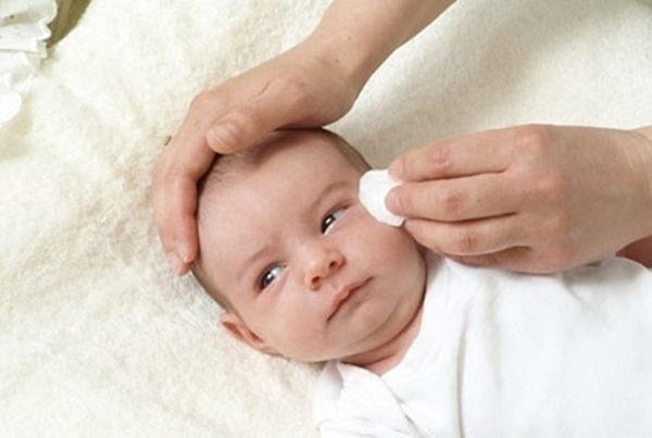 Sai lầm phổ biến khi vệ sinh mắt, mũi làm trẻ sơ sinh dễ mắc bệnh nghiêm trọng - Ảnh 2