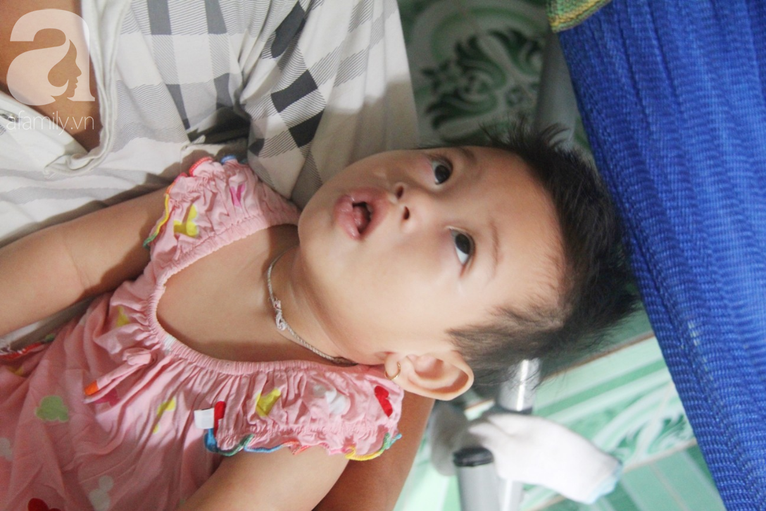 Bé gái 1 tuổi co giật liên tục đến mức méo miệng, bố mẹ nghèo bật khóc khi đã có tiền chữa bệnh cho con - Ảnh 13