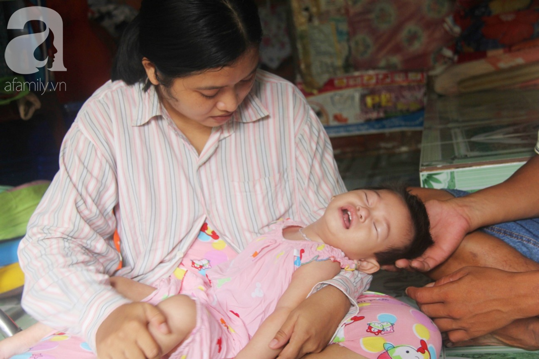 Bé gái 1 tuổi co giật liên tục đến mức méo miệng, bố mẹ nghèo bật khóc khi đã có tiền chữa bệnh cho con - Ảnh 3