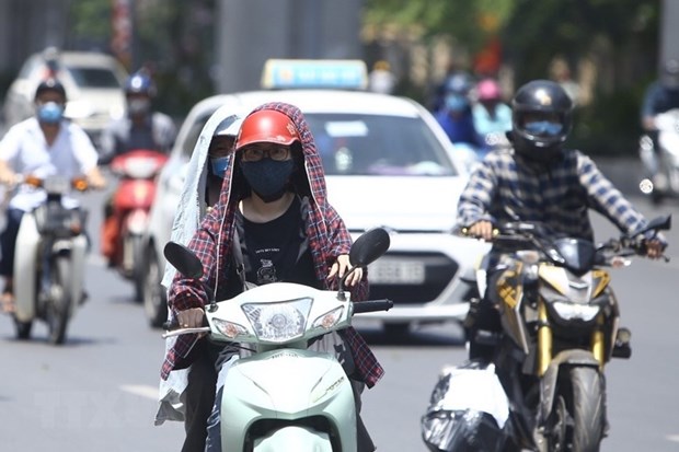 Chỉ số tia UV tại Hà Nội và Đà Nẵng từ 8-10 - mức gây hại rất cao, người dân ra đường đừng quên làm những việc này - Ảnh 2