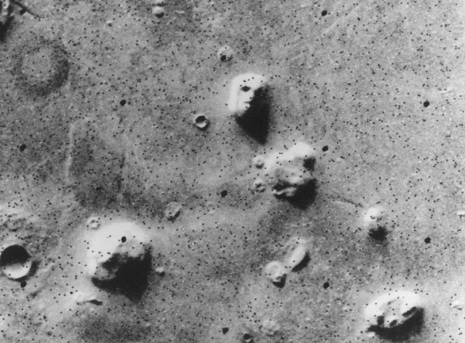 Giải mã bí ẩn sau bức ảnh chụp vật thể giống 'xương người' trên bề mặt Sao Hỏa của NASA - Ảnh 2