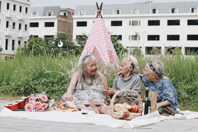 Bộ ảnh đáng yêu về 'hội chị em' U90 đi picnic trong viện dưỡng lão: Đời có bao lâu, ta cứ vui thôi! - Ảnh 3