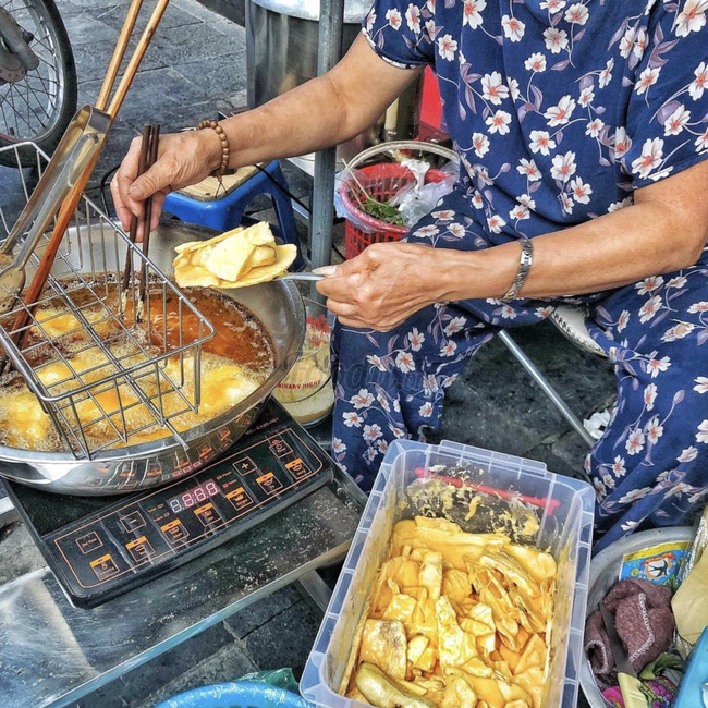 Lạnh rồi, rủ nhau đến những hàng bánh chuối ngon ở Hà Nội này ngay thôi, 1 hàng bánh 'tí hon' nhưng chất khỏi bàn - Ảnh 13