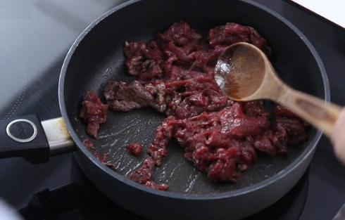 Cách làm món canh dưa chua thịt bò thơm ngon hấp dẫn - Ảnh 3