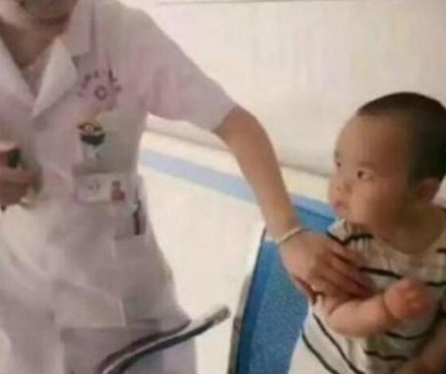 Em bé đi tiêm nhìn cô y tá với ánh mắt 'hình viên đạn' khiến ai nấy bật cười vì quá đáng yêu - Ảnh 1