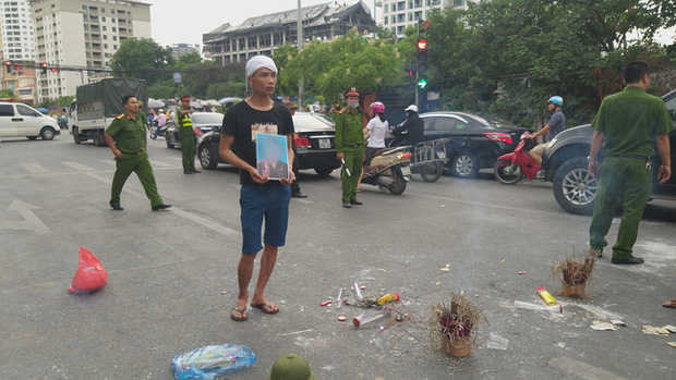 Hà Nội: Gia đình nạn nhân tử vong vì tai nạn giao thông 1 năm trước đeo tang, mang di ảnh người nhà ra giữa đường ngồi - Ảnh 2