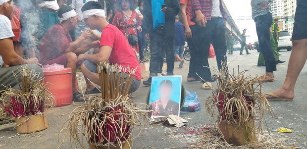 Hà Nội: Gia đình nạn nhân tử vong vì tai nạn giao thông 1 năm trước đeo tang, mang di ảnh người nhà ra giữa đường ngồi - Ảnh 3