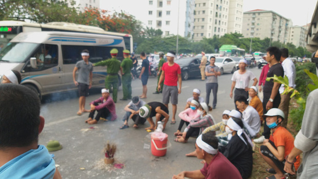 Hà Nội: Gia đình nạn nhân tử vong vì tai nạn giao thông 1 năm trước đeo tang, mang di ảnh người nhà ra giữa đường ngồi - Ảnh 9