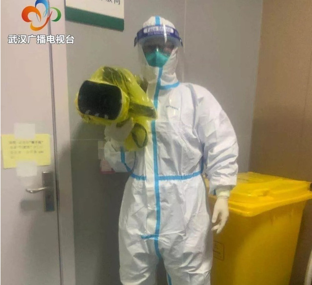 Bác sĩ, y tá trong tâm dịch Vũ Hán: Không ai dám đi vệ sinh, người gục ngã vì nhiễm bệnh, người xin được về nhà - Ảnh 3