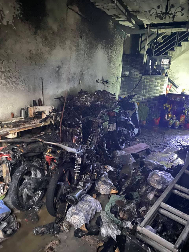 TP. HCM: Cháy 2 căn nhà lúc rạng sáng mùng 1 Tết, 5 người được giải cứu nhưng nhiều xe máy bị thiêu rụi - Ảnh 1