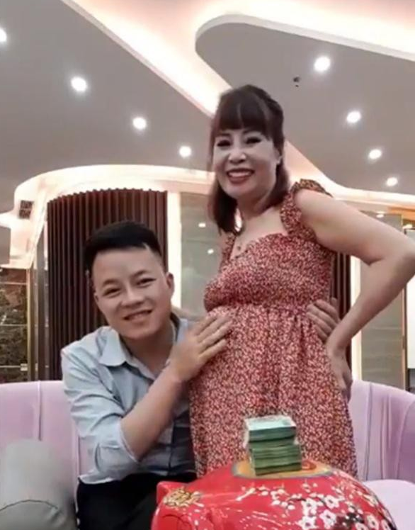 Cô dâu 62 tuổi livestream, bất ngờ lộ bụng xẹp lép khi ở quê chồng sau thời gian thông báo mang thai 5 tháng - Ảnh 1