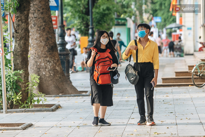 Người dân Sài Gòn và Hà Nội 'kích hoạt' lại các biện pháp phòng chống dịch: Tuân thủ đeo khẩu trang nơi đông người - Ảnh 3