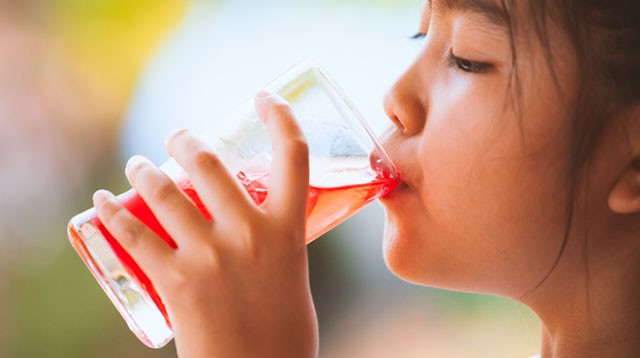 Tổ chức dinh dưỡng Mỹ khuyên cha mẹ không nên cho trẻ dưới 1 tuổi uống loại đồ uống này, dù chỉ là một chút - Ảnh 2