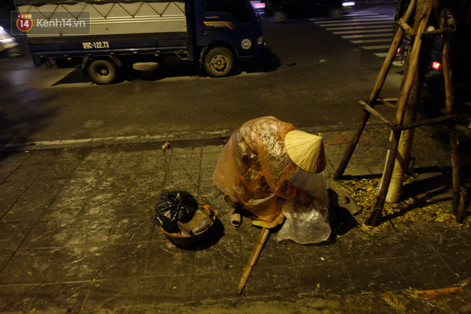 Xót xa cảnh người vô gia cư trùm chăn ngủ vỉa hè trong cái lạnh thấu xương giữa đêm đông Hà Nội - Ảnh 5
