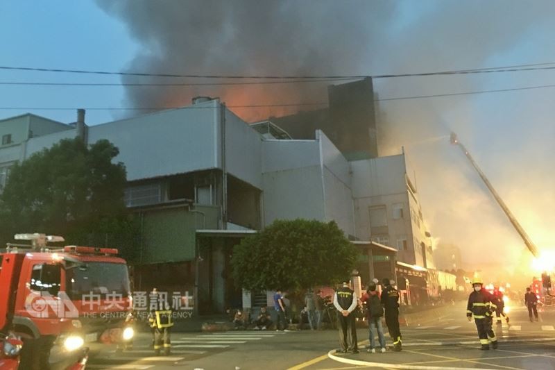 Vụ cháy kinh hoàng tại Đài Loan: 5 chiến sĩ cứu hỏa đã hy sinh trong lúc cứu giúp 2 người bị mắc kẹt - Ảnh 2