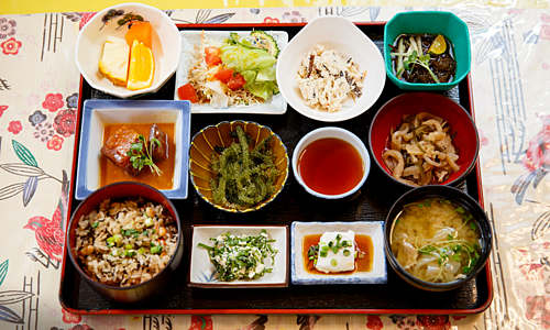 Nguyên tắc chỉ ăn no 80% của dân vùng sống thọ nhất Nhật Bản - Ảnh 1