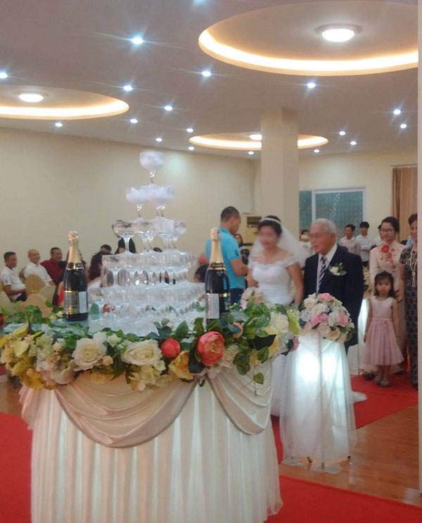 Những cặp đôi 'đũa lệch' khiến cộng đồng mạng dậy sóng: Cô dâu 20 lấy cụ ông U70, chú rể 26 kết hôn cùng cô dâu 48 - Ảnh 3