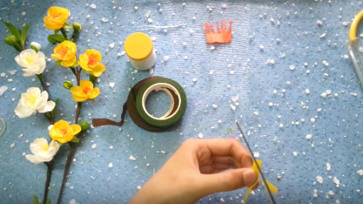 Dùng kéo cắt vát tròn từng mảnh giấy tạo hình cánh hoa