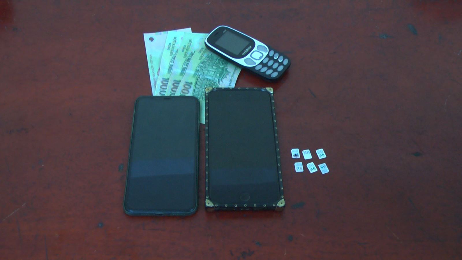 Hưng Yên: Cô gái trẻ giả vờ mua hàng rồi cướp điện thoại của hai thiếu niên - Ảnh 1