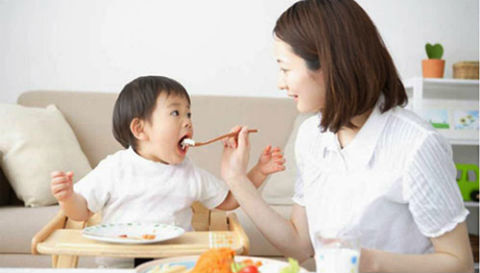 6 sai lầm khi cho con ăn dặm: 90% mẹ Việt mắc phải khiến trẻ ngày càng biếng ăn, chậm tăng cân còi cọc - Ảnh 1