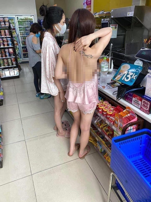 Cô gái mặc áo 2 dây để lộ toàn bộ lưng trần cùng vòng 1 hớ hênh khi mua đồ ở cửa hàng tiện lợi khiến nhiều người 'nóng mắt' - Ảnh 1