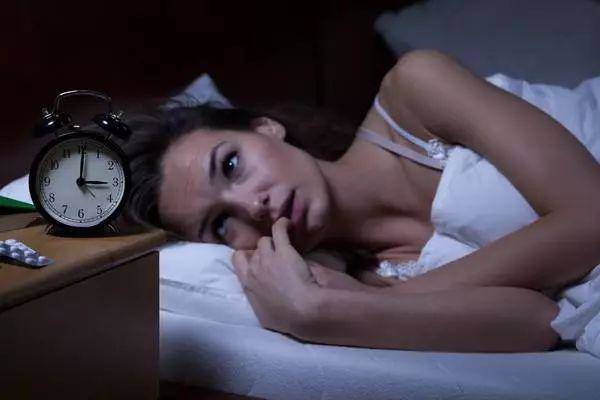 Một thói quen trước khi đi ngủ khiến vợ chồng khó có thai, trẻ dậy thì sớm dễ ốm đau - Ảnh 2