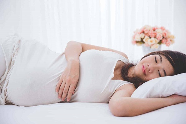 Tư thế ngủ tốt nhất cho mẹ bầu để thai nhi phát triển khỏe mạnh tối đa - Ảnh 1