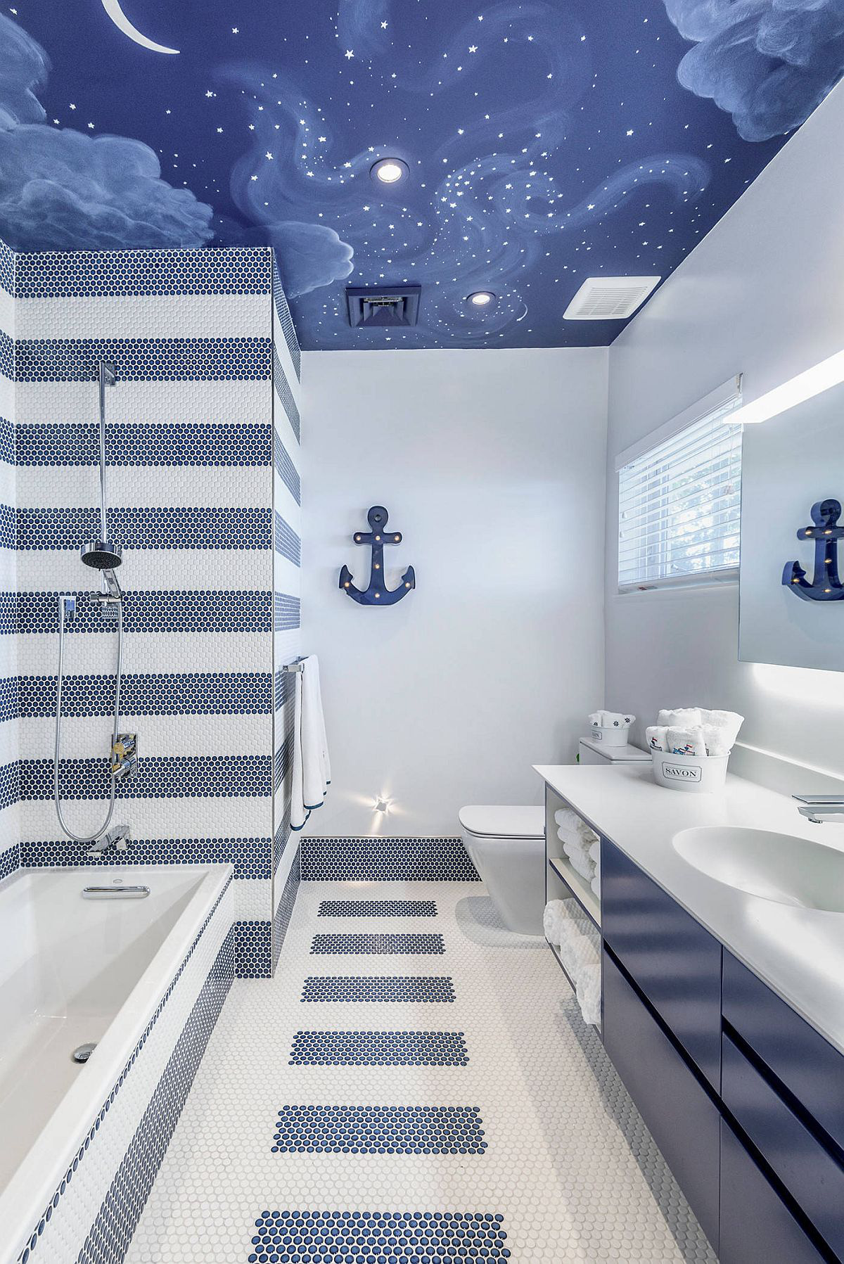 Phòng tắm mùa hè trở nên 'mát lịm' với hai gam màu trắng - xanh - Ảnh 6
