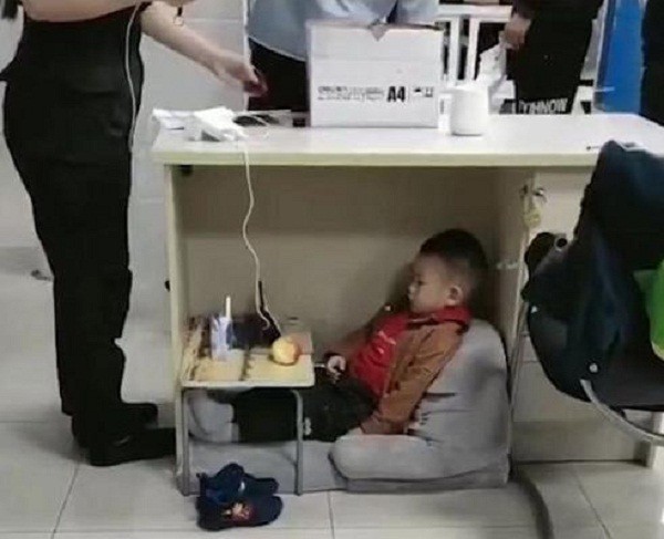 Hình ảnh cảm động: Em bé ngồi chơi ngoan ngoãn dưới gầm bàn làm việc của mẹ  - Ảnh 1