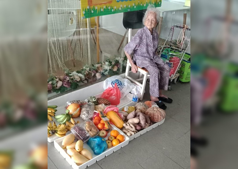 Tranh cãi quầy hàng rau củ của cụ bà 97 tuổi bán đắt mà vẫn đông - Ảnh 1