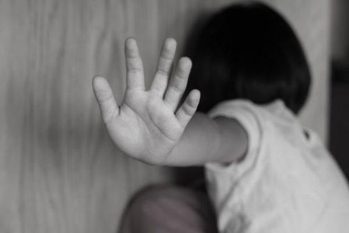 Đắk Nông: Truy tố ông nội hiếp dâm cháu gái 9 tuổi - Ảnh 1