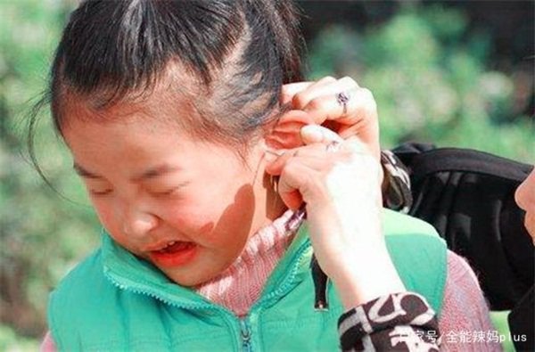 Bà cho dầu ăn vào tai đau của cháu gái, đến viện bác sĩ khen 'Bà cứu cháu bà đấy' - Ảnh 3