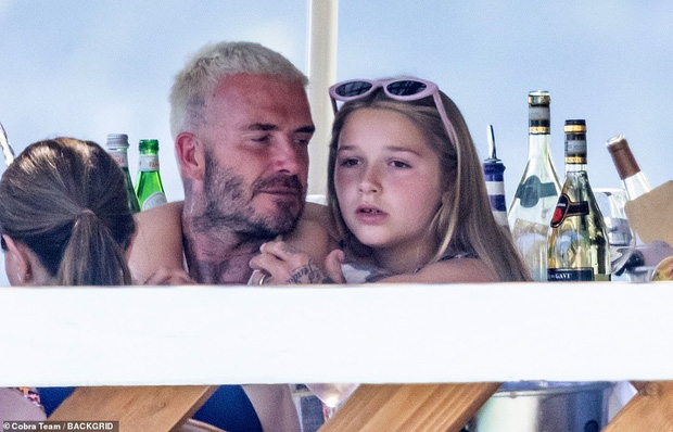 Fan David Beckham được pha bổ mắt ngắm visual cực đỉnh nhà BeckVic, nhưng công chúa nhỏ Harper lại chiếm trọn spotlight của bố - Ảnh 1