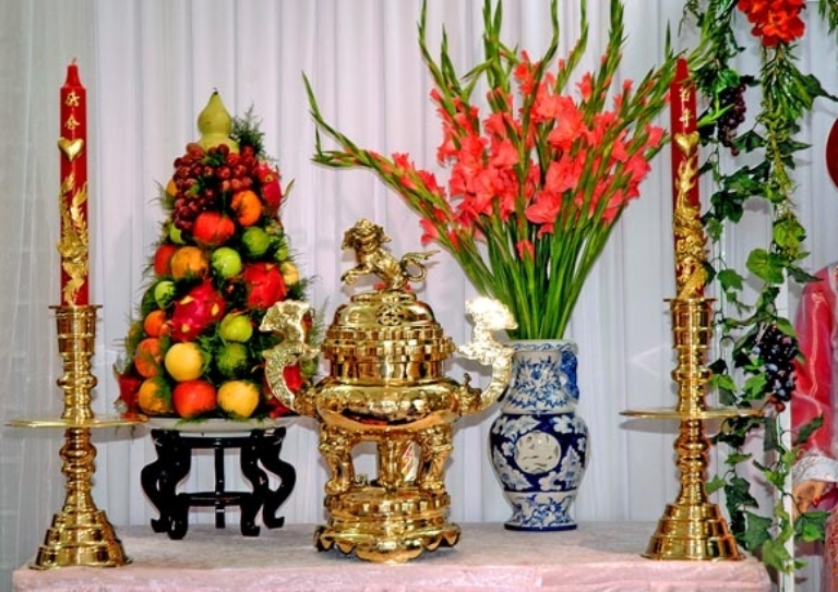 Cần tạo độ đối xứng cho bình hoa để giúp tôn lên nét trang trọng trên bàn thờ 