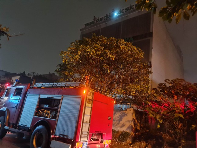 Hà Nội: Cháy lớn ở cơ sở massage ở quận Long Biên, nhiều người mắc kẹt trên tầng thượng  - Ảnh 1