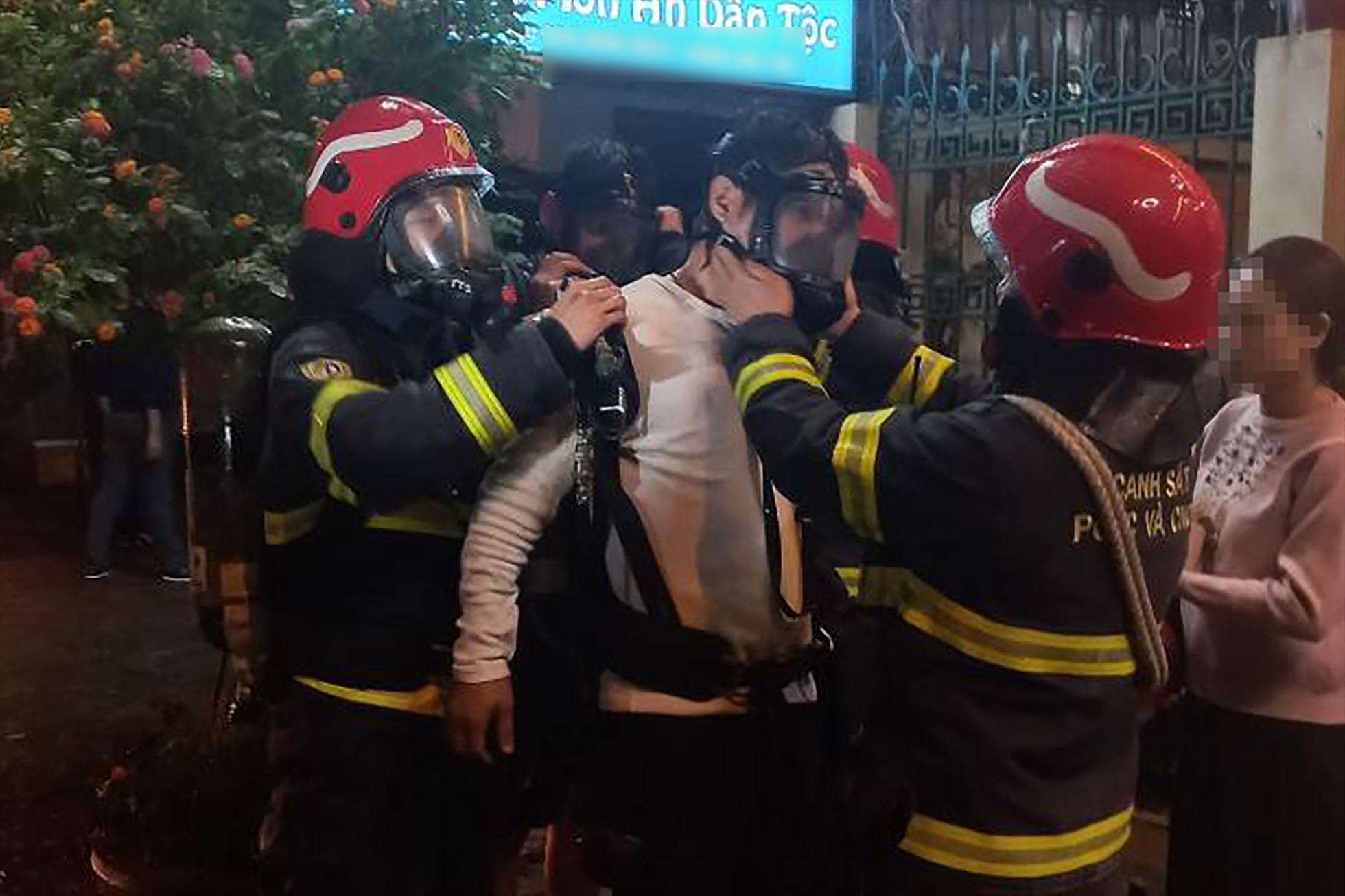 Hà Nội: Cháy lớn ở cơ sở massage ở quận Long Biên, nhiều người mắc kẹt trên tầng thượng  - Ảnh 2