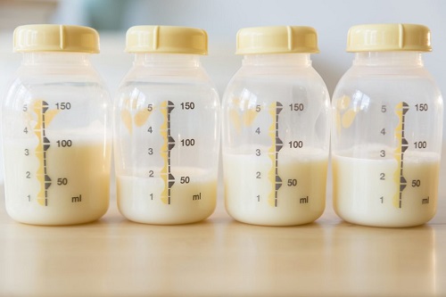 Có phải trẻ trên 1 tuổi, sữa mẹ không còn chất, có nên cho trẻ bú mẹ tiếp không?  - Ảnh 2