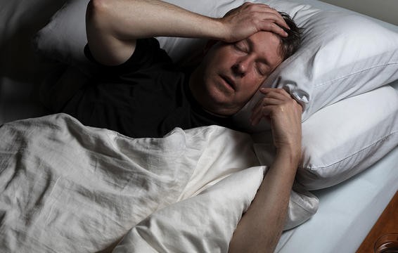 Khi bắt đầu thức dậy, cơ thể sẽ tự động hạ thấp hormone ngủ melatonin và tăng cường hormone cortisol.