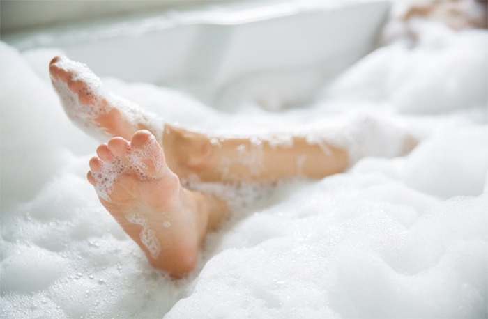 4 sai lầm khi tắm gội khiến bạn dễ bị cảm lạnh, đột quỵ vào mùa đông - Ảnh 2